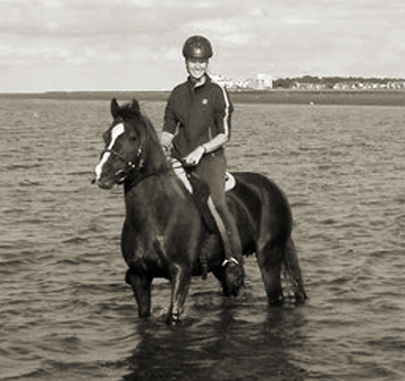 Dr. Berit Ullmann privat mit ihrem eigenen Pferd im Wattenmeer